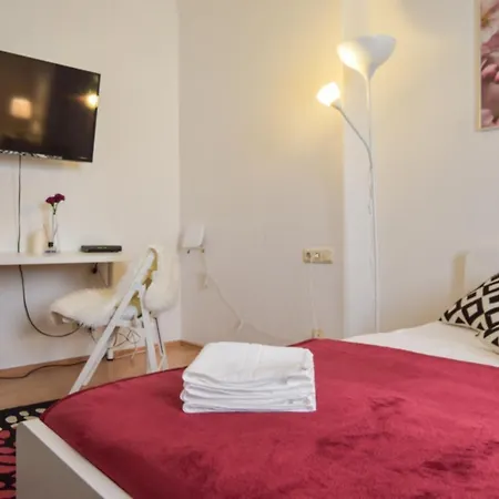 Ubytování v soukromí Cozy In Near Center With Shared Bathroom And Kitchen *