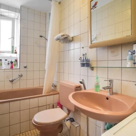 Cozy In Near Center With Shared Bathroom And Kitchen Štutgart