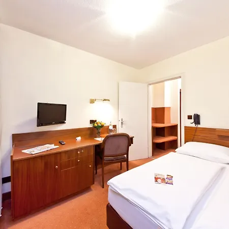 Plaza Rieker Hauptbahnhof 3*