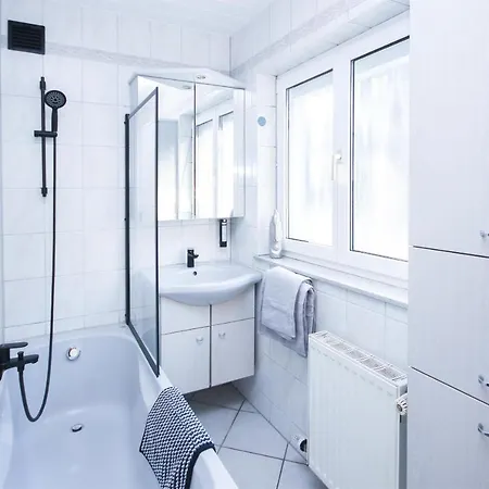 Апартаменты Alfa 3zi-maisonette 6 Personen Zuffenhausen Nahe Porsche & Bosch L Wifi & Smarttv I 3br 4 Beds I Kitchen I Bathroom & Wc