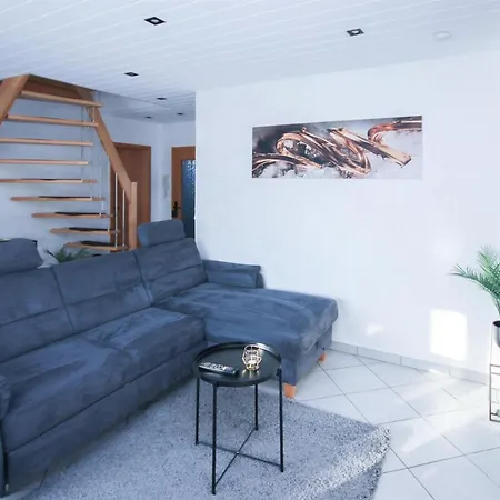 Апартаменты Alfa 3zi-maisonette 6 Personen Zuffenhausen Nahe Porsche & Bosch L Wifi & Smarttv I 3br 4 Beds I Kitchen I Bathroom & Wc *