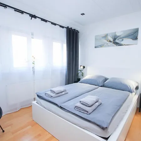 Апартаменты Alfa 3zi-maisonette 6 Personen Zuffenhausen Nahe Porsche & Bosch L Wifi & Smarttv I 3br 4 Beds I Kitchen I Bathroom & Wc
