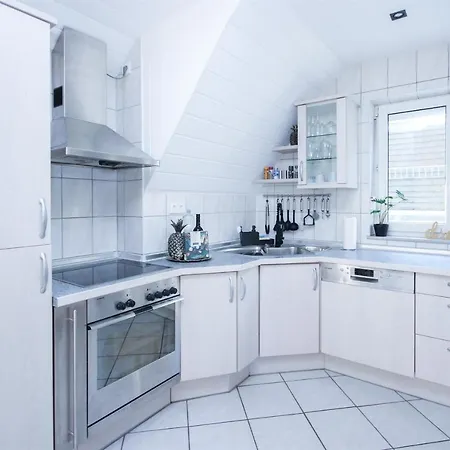 Alfa 3zi-maisonette 6 Personen Zuffenhausen Nahe Porsche & Bosch L Wifi & Smarttv I 3br 4 Beds I Kitchen I Bathroom & Wc Штутгарт
