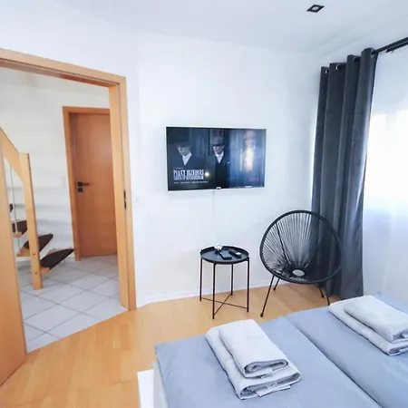 Alfa 3zi-maisonette 6 Personen Zuffenhausen Nahe Porsche & Bosch L Wifi & Smarttv I 3br 4 Beds I Kitchen I Bathroom & Wc *