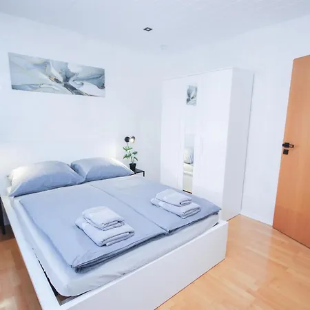 Апартаменты Alfa 3zi-maisonette 6 Personen Zuffenhausen Nahe Porsche & Bosch L Wifi & Smarttv I 3br 4 Beds I Kitchen I Bathroom & Wc