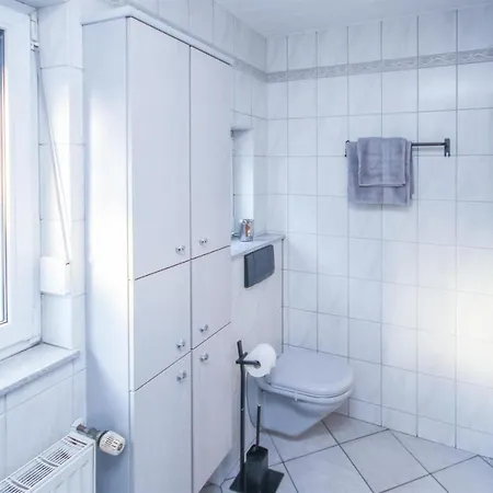 Апартаменты Alfa 3zi-maisonette 6 Personen Zuffenhausen Nahe Porsche & Bosch L Wifi & Smarttv I 3br 4 Beds I Kitchen I Bathroom & Wc *