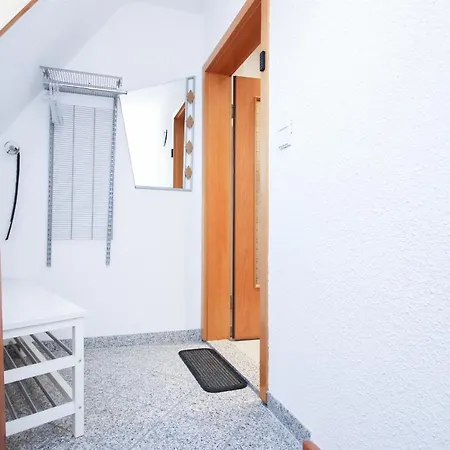Апартаменты Alfa 3zi-maisonette 6 Personen Zuffenhausen Nahe Porsche & Bosch L Wifi & Smarttv I 3br 4 Beds I Kitchen I Bathroom & Wc Штутгарт