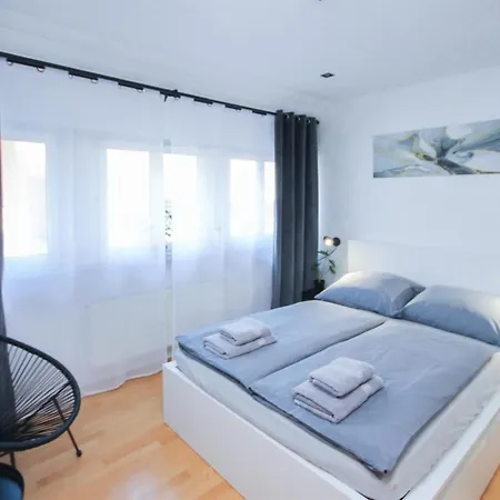Апартаменты Alfa 3zi-maisonette 6 Personen Zuffenhausen Nahe Porsche & Bosch L Wifi & Smarttv I 3br 4 Beds I Kitchen I Bathroom & Wc Штутгарт