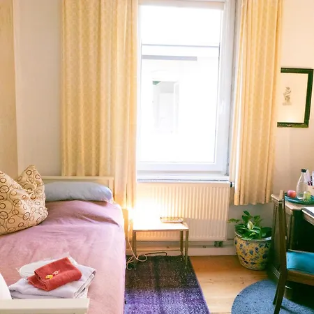 홈스테이 In Kuenstlerwohnung