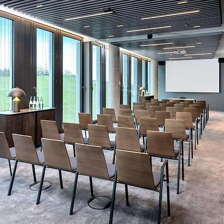 Hotel Radisson Blu At Porsche Design Tower *