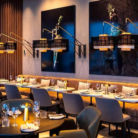 Radisson Blu At Porsche Design Tower Hotel *