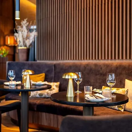 Hotel Radisson Blu At Porsche Design Tower *