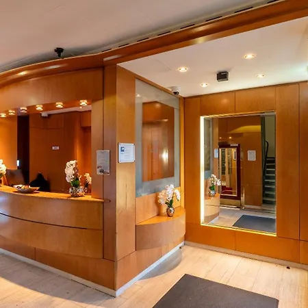 Plaza Rieker Hauptbahnhof 3*