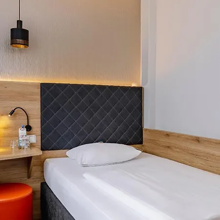 Plaza Rieker Hauptbahnhof 3*