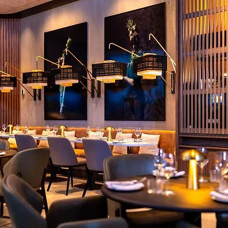 Radisson Blu At Porsche Design Tower *