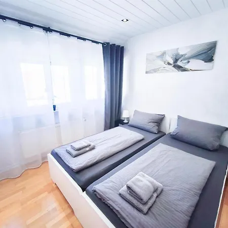 Апартаменты Alfa 3zi-maisonette 6 Personen Zuffenhausen Nahe Porsche & Bosch L Wifi & Smarttv I 3br 4 Beds I Kitchen I Bathroom & Wc Штутгарт