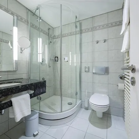 Kronenhotel מלון 4*