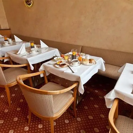 Plaza Rieker Hauptbahnhof 3*