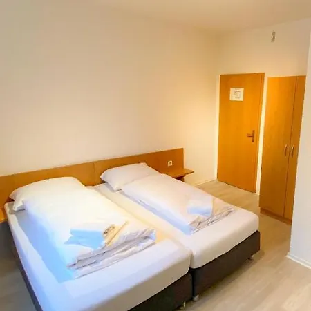 24-7 Stadthotel فندق 2*
