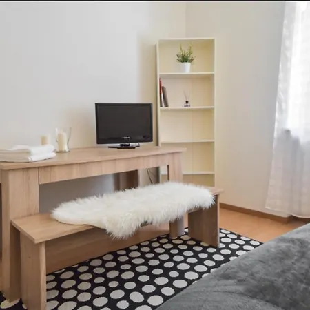Cozy In Near Center With Shared Bathroom And Kitchen Homestay