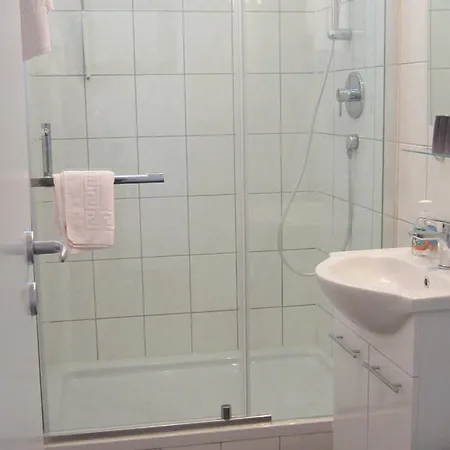 ゲストハウス Hotel-pension Adler Untertuerkheim *