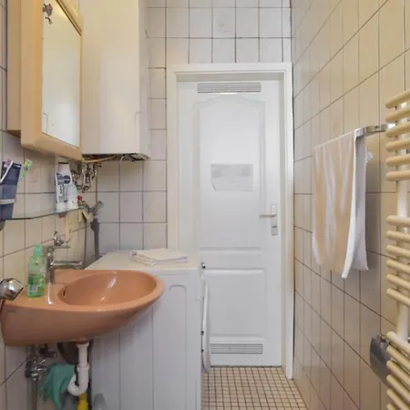 Cozy In Near Center With Shared Bathroom And Kitchen *