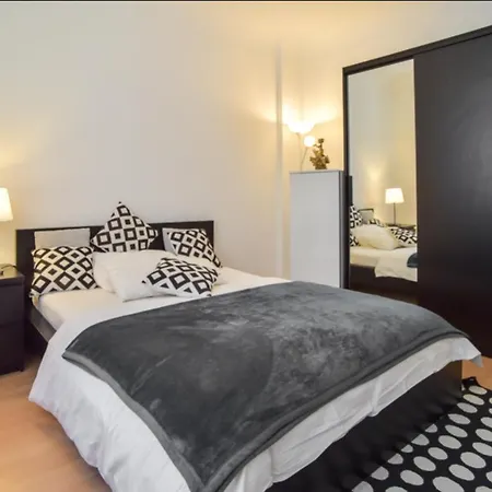 Cozy In Near Center With Shared Bathroom And Kitchen Homestay