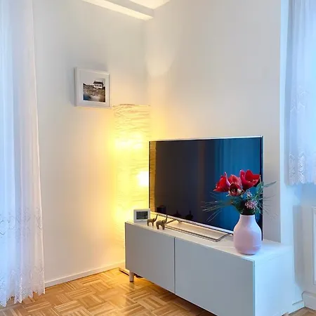 Neues, Stillvoll Eingerichtetes Mit Wintergarten Und Terrasse 아파트 슈투트가르트