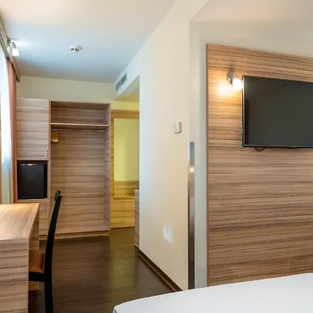 Отель Messe & Airport 3*