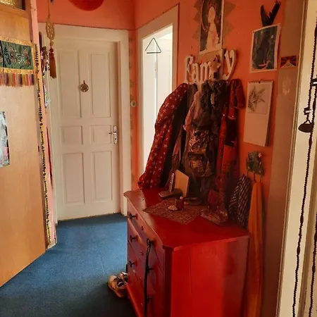 Quarto em Acomodações Particulares Zentrales Und Grosses Gemutliches Zimmer In City