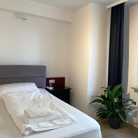 24-7 Stadthotel فندق