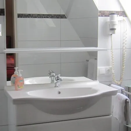 ゲストハウス Hotel-pension Adler Untertuerkheim *