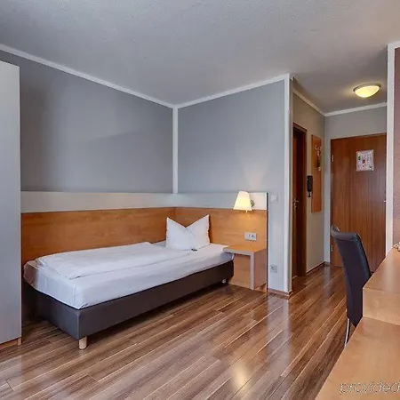 Otel Attimo Stuttgart***s
