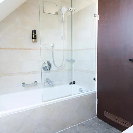 Astoria Am Urachplatz Hotell 3*