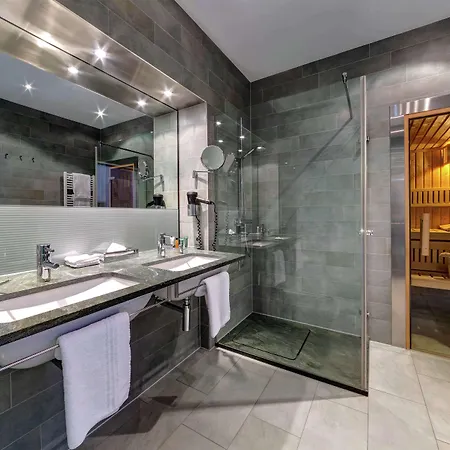 Hilton Garden Neckarpark Otel 4*