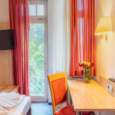 Astoria Am Urachplatz Hotell 3*