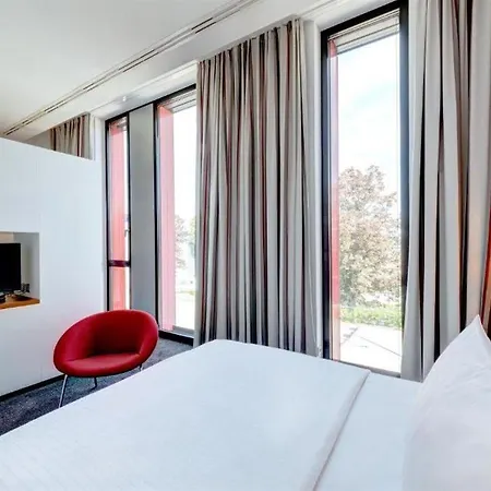 Hilton Garden Neckarpark Hotell 4*