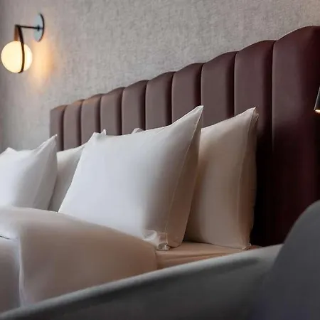 Radisson Blu At Porsche Design Tower 호텔 *