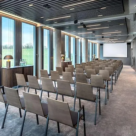 Radisson Blu At Porsche Design Tower 호텔 *