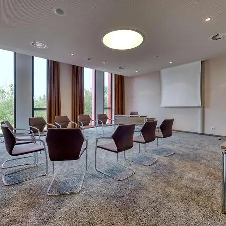 Hilton Garden Neckarpark Hotell 4*