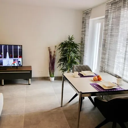 Komfort Oase Mit Klimaanlage, Terrasse Und Whirlpool Apartment