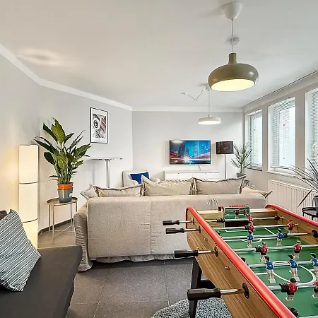 Grill Patio & Games Sleeps 13 * שטוטגרט