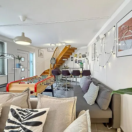 Dom wakacyjny Central Stuttgart Group Duplex Sleeps 13 Games Ps5 Patio *